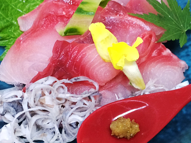守山市のえり市では法事、宴会などご予約承っております。夏は屋形船で川魚料理・鯉会席がお楽しみいただけます。ビジネス釣りのお泊りにもご利用ください
