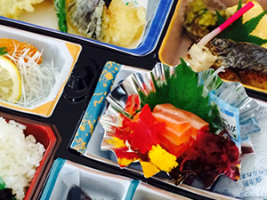 守山市のえり市では法事、宴会などご予約承っております。夏は屋形船で川魚料理・鯉会席がお楽しみいただけます。ビジネス釣りのお泊りにもご利用ください