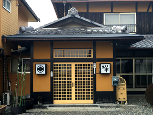守山市のえり市では法事、宴会などご予約承っております。夏は屋形船で川魚料理・鯉会席がお楽しみいただけます。ビジネス釣りのお泊りにもご利用ください
